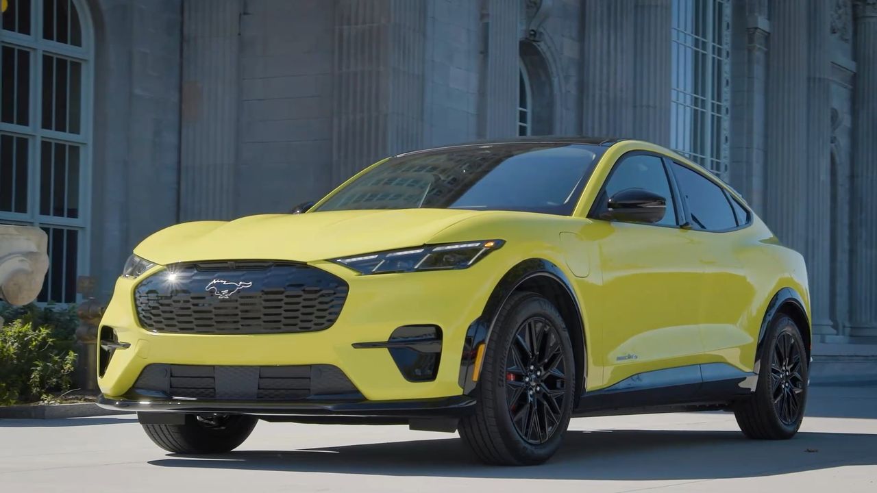 2025 Ford Mustang Mach-E представляет ряд интересных обновлений, включая новый спортивный пакет и обновленные технологии