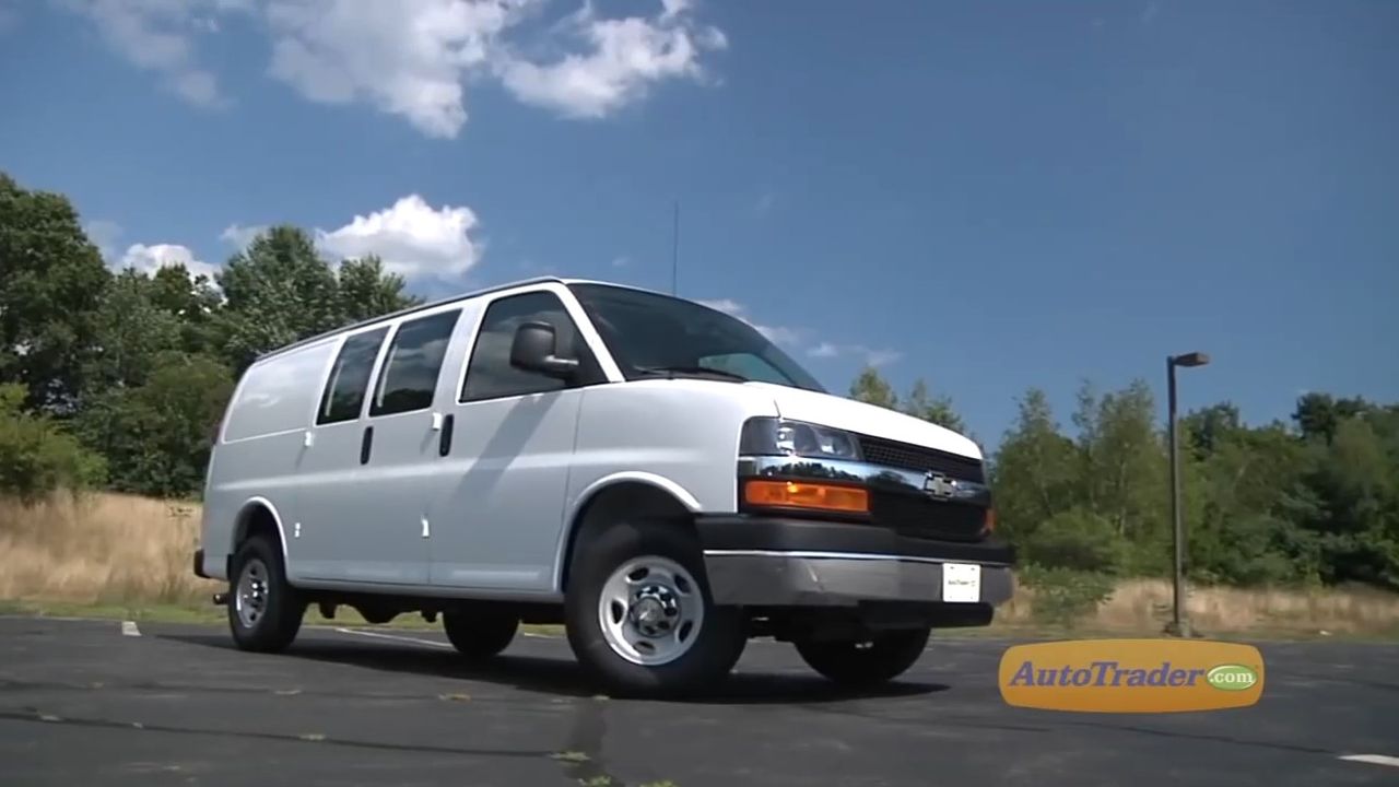 2025 Chevrolet Express Passenger имеет несколько вариантов расположения сидений для комфортного размещения и много место для багажа
